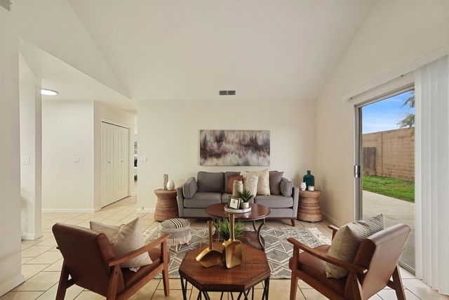 961 Countryside Dr, Turlock, CA 95380