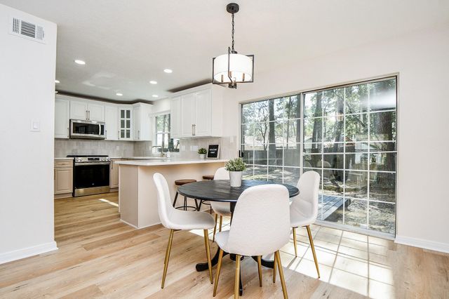 21 Edgewood Forest Ct, The Woodlands, TX 77381