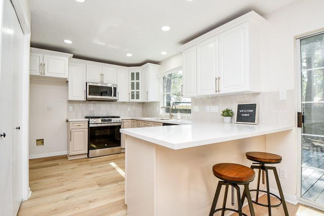 21 Edgewood Forest Ct, The Woodlands, TX 77381