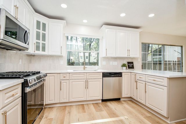 21 Edgewood Forest Ct, The Woodlands, TX 77381