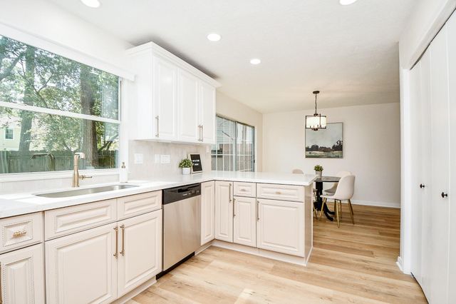 21 Edgewood Forest Ct, The Woodlands, TX 77381