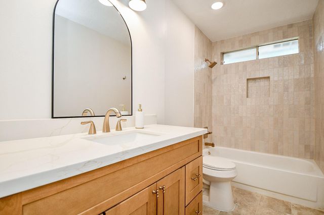 21 Edgewood Forest Ct, The Woodlands, TX 77381