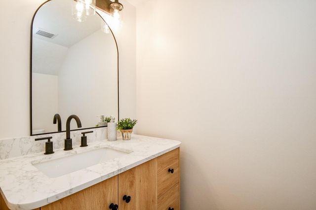 21 Edgewood Forest Ct, The Woodlands, TX 77381