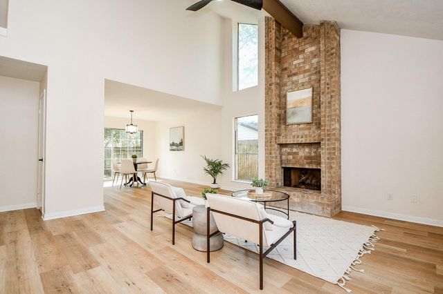 21 Edgewood Forest Ct, The Woodlands, TX 77381