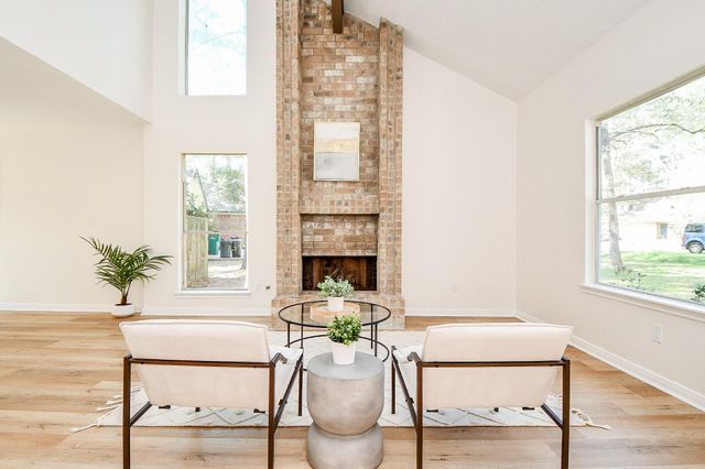 21 Edgewood Forest Ct, The Woodlands, TX 77381