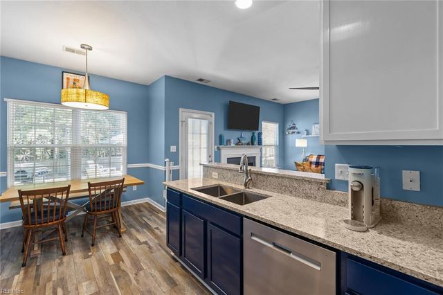 6823 Watch Harbour CIR, Hayes, VA 23072