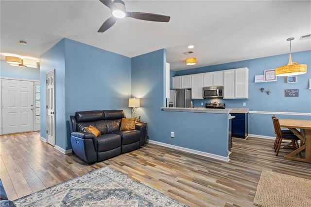 6823 Watch Harbour CIR, Hayes, VA 23072