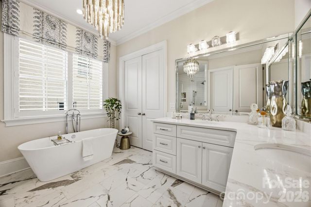 6834 Providence Lane W, Charlotte, NC 28226