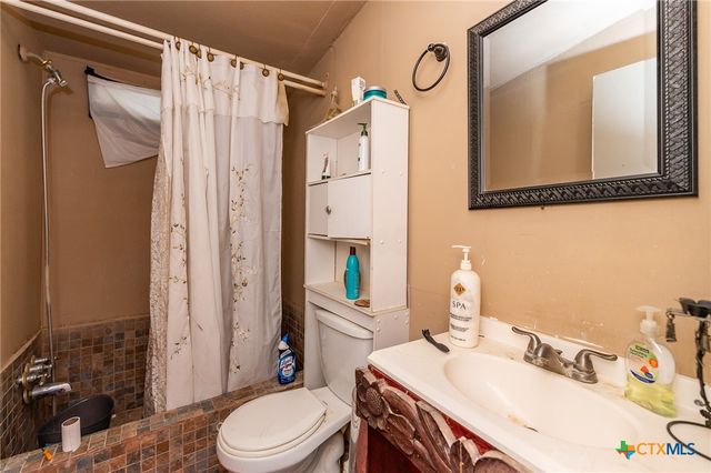 989 oil well Road, Pipe Creek, TX 78063
