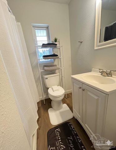 35 Randolph Dr, Pensacola, FL 32506