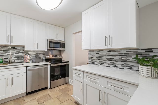 925 SPRING HILL Drive 101, Northbrook, IL 60062