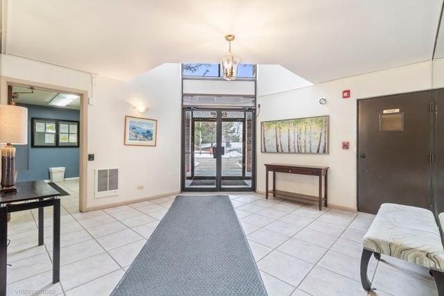 925 SPRING HILL Drive 101, Northbrook, IL 60062