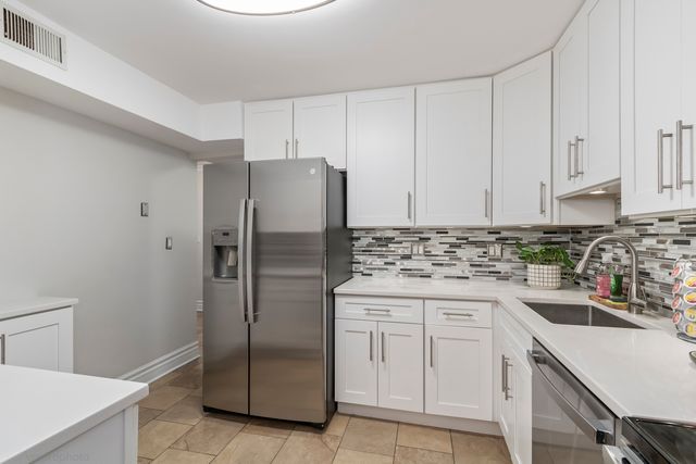 925 SPRING HILL Drive 101, Northbrook, IL 60062