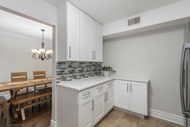 925 SPRING HILL Drive 101, Northbrook, IL 60062