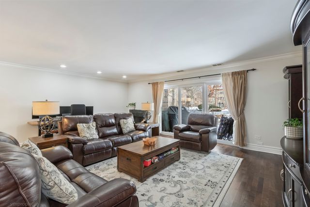 925 SPRING HILL Drive 101, Northbrook, IL 60062