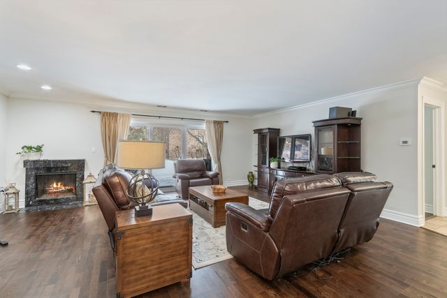 925 SPRING HILL Drive 101, Northbrook, IL 60062