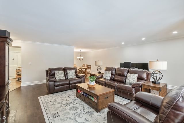 925 SPRING HILL Drive 101, Northbrook, IL 60062