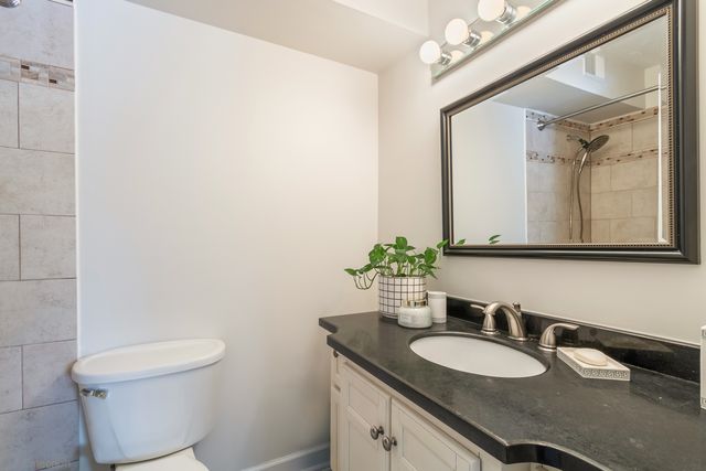 925 SPRING HILL Drive 101, Northbrook, IL 60062