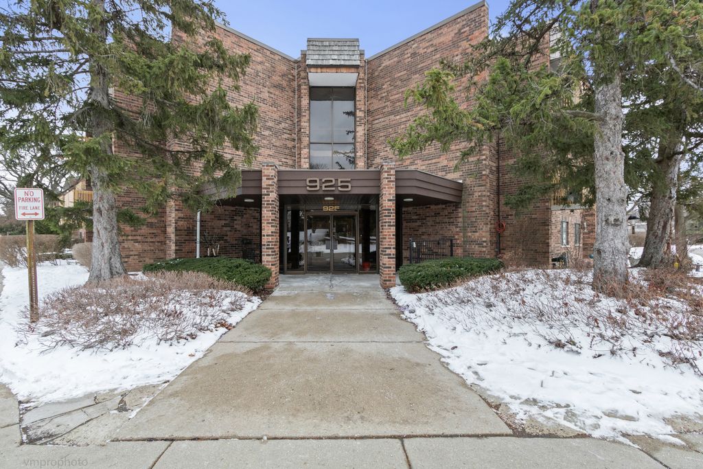 925 SPRING HILL Drive 101, Northbrook, IL 60062