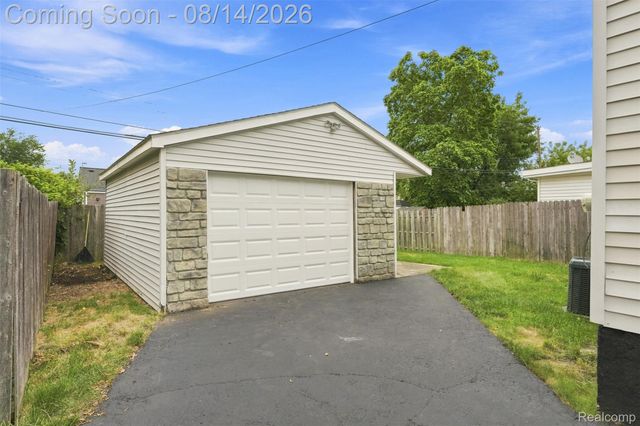 596 Nebraska Avenue, Pontiac, MI 48341