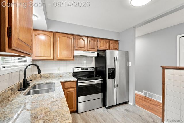 596 Nebraska Avenue, Pontiac, MI 48341