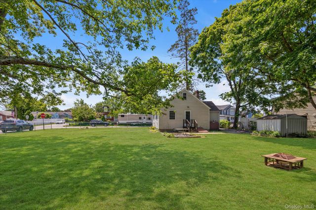 193 Manhattan Avenue, West Babylon, NY 11704
