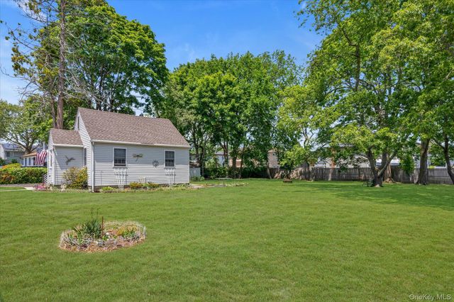 193 Manhattan Avenue, West Babylon, NY 11704