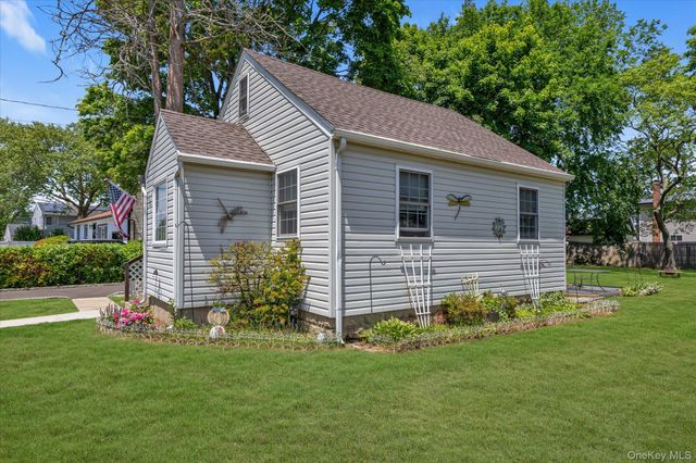 193 Manhattan Avenue, West Babylon, NY 11704