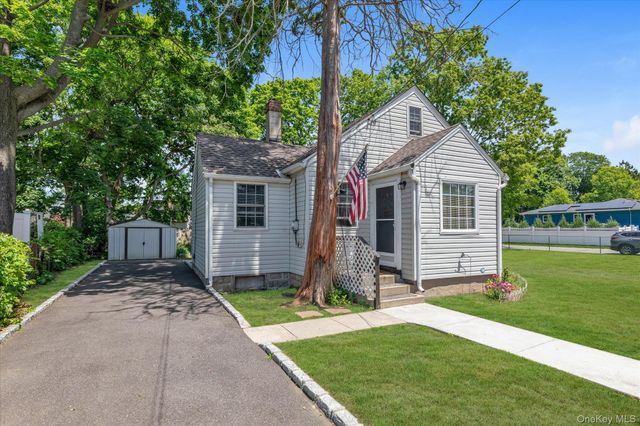 193 Manhattan Avenue, West Babylon, NY 11704