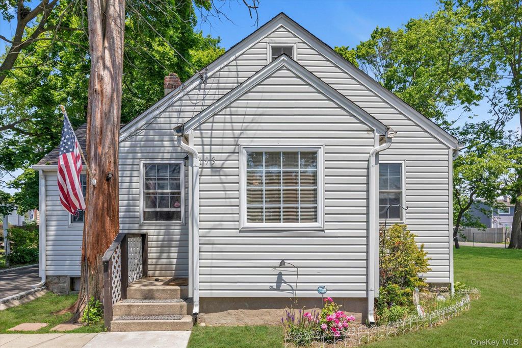193 Manhattan Avenue, West Babylon, NY 11704