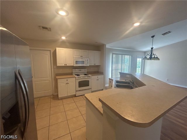 3514 NE 12th CT, Cape Coral, FL 33909