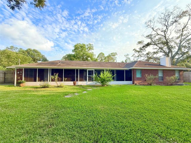 204 Hillcrest Drive, Alvin, TX 77511