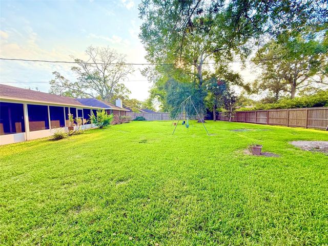 204 Hillcrest Drive, Alvin, TX 77511