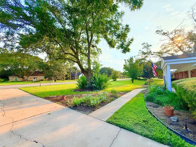 204 Hillcrest Drive, Alvin, TX 77511