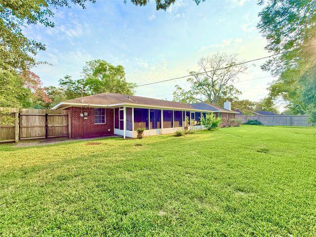 204 Hillcrest Drive, Alvin, TX 77511