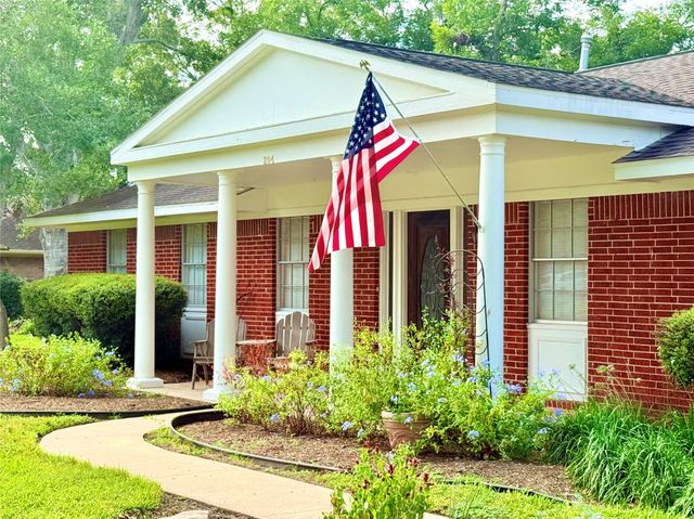 204 Hillcrest Drive, Alvin, TX 77511