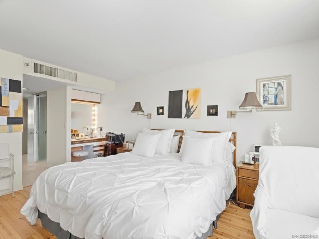 Image 12 of property listing at 1750 Avenida Del Mundo 309, Coronado, CA 92118