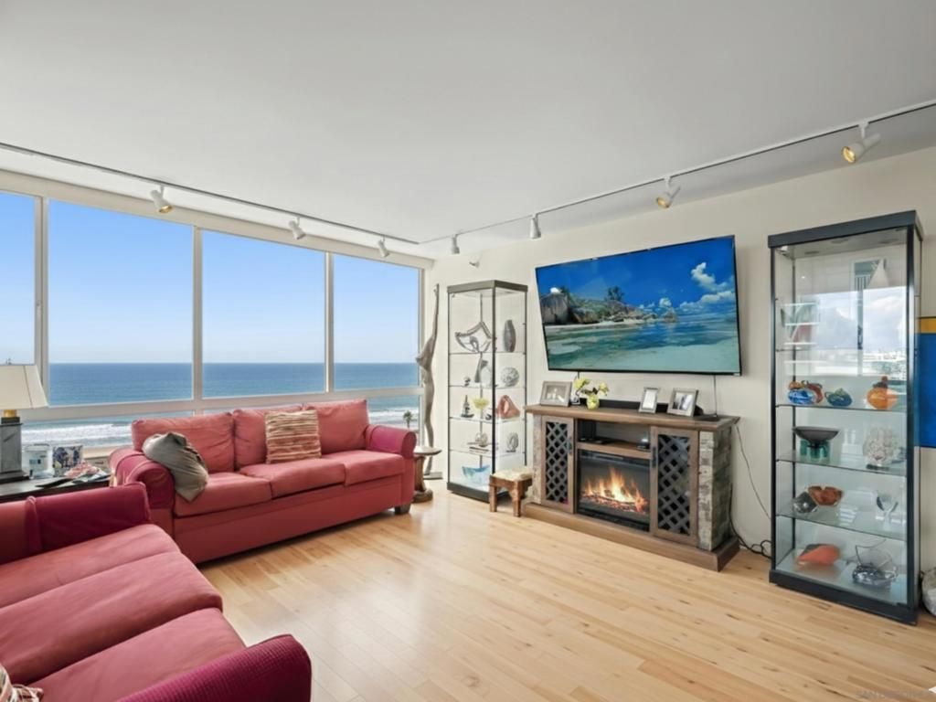 Image 2 of property listing at 1750 Avenida Del Mundo 309, Coronado, CA 92118