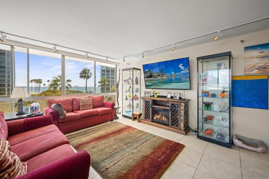 Image 3 of property listing at 1750 Avenida Del Mundo 309, Coronado, CA 92118