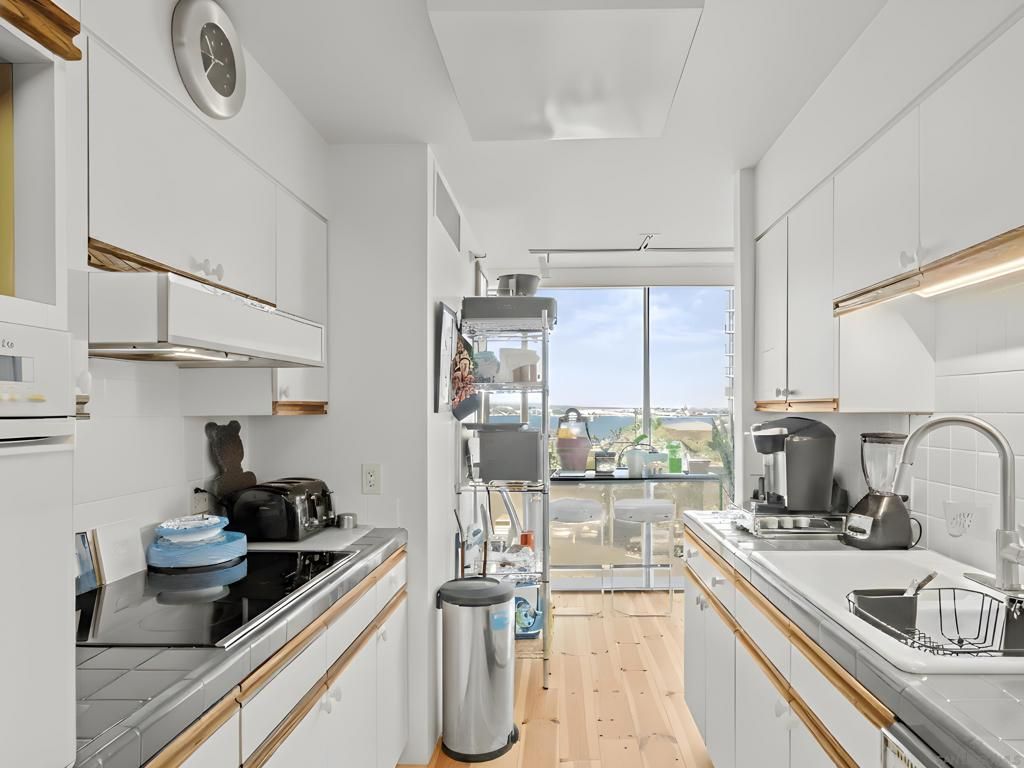 Image 6 of property listing at 1750 Avenida Del Mundo 309, Coronado, CA 92118