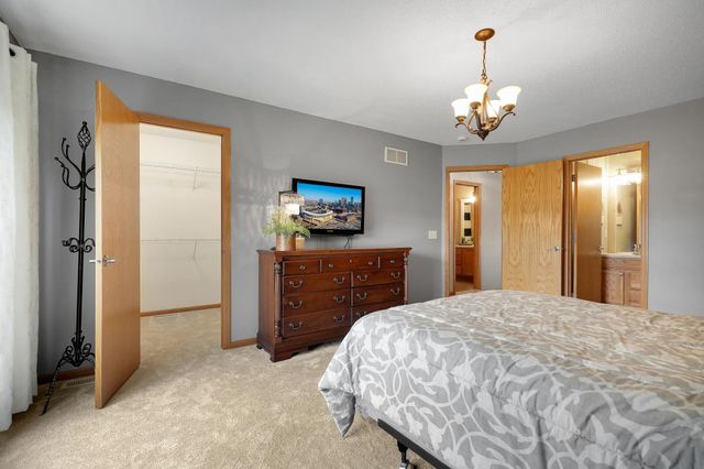 2186 Woodcrest Drive, Woodbury, MN 55129