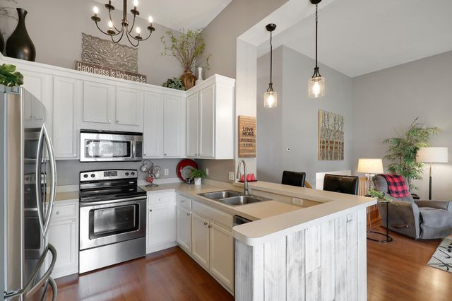 2186 Woodcrest Drive, Woodbury, MN 55129
