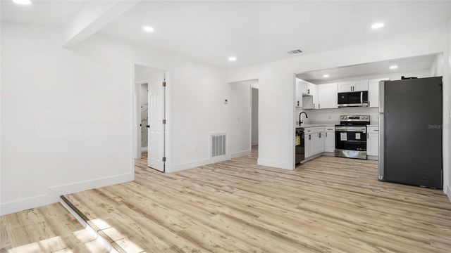 3925 W ROBSON STREET, Tampa, FL 33614