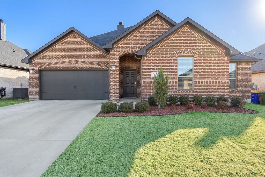 712 Hackamore Street, White Settlement, TX 76108