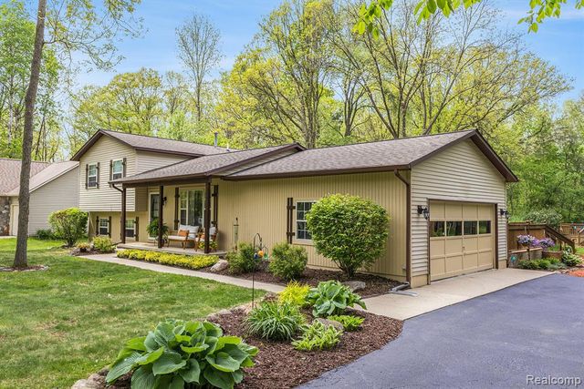 8450 Pineview Lake Drive, Linden, MI 48451