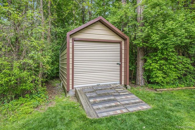 8450 Pineview Lake Drive, Linden, MI 48451