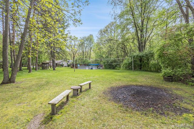 8450 Pineview Lake Drive, Linden, MI 48451
