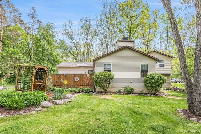 8450 Pineview Lake Drive, Linden, MI 48451
