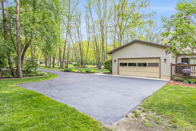 8450 Pineview Lake Drive, Linden, MI 48451