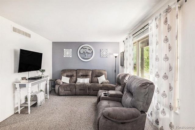 8450 Pineview Lake Drive, Linden, MI 48451